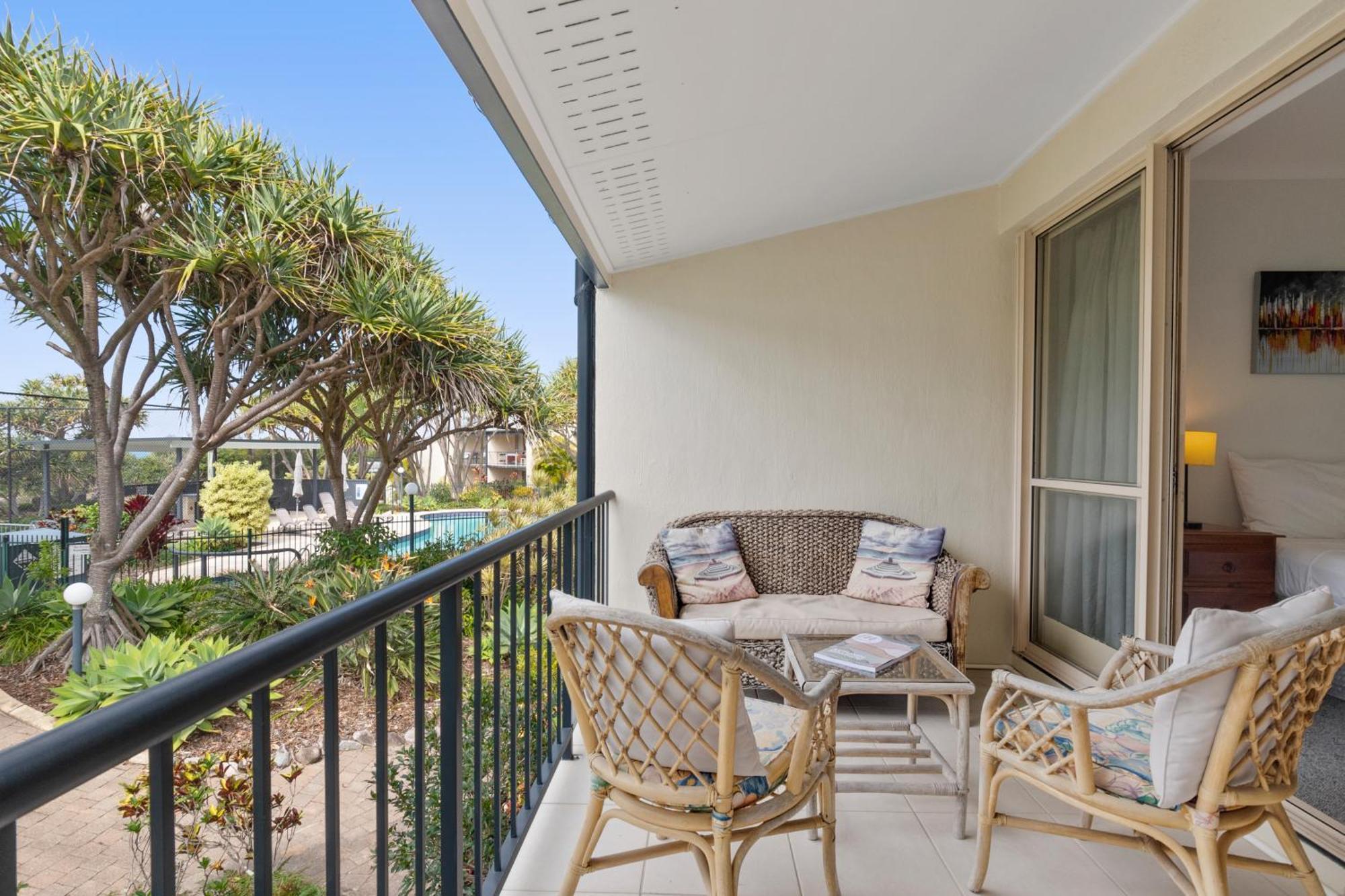 Beach Breakers Resort Sunrise Beach Exterior foto