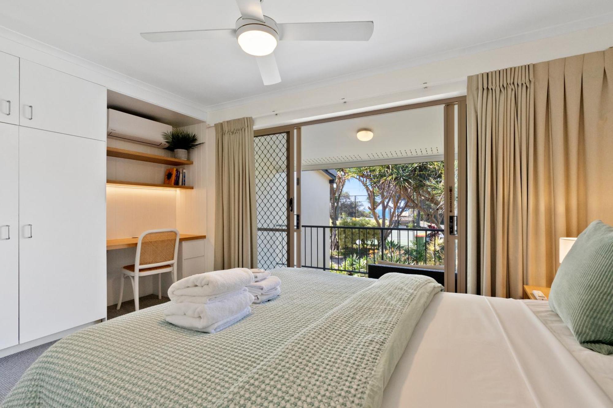 Beach Breakers Resort Sunrise Beach Exterior foto